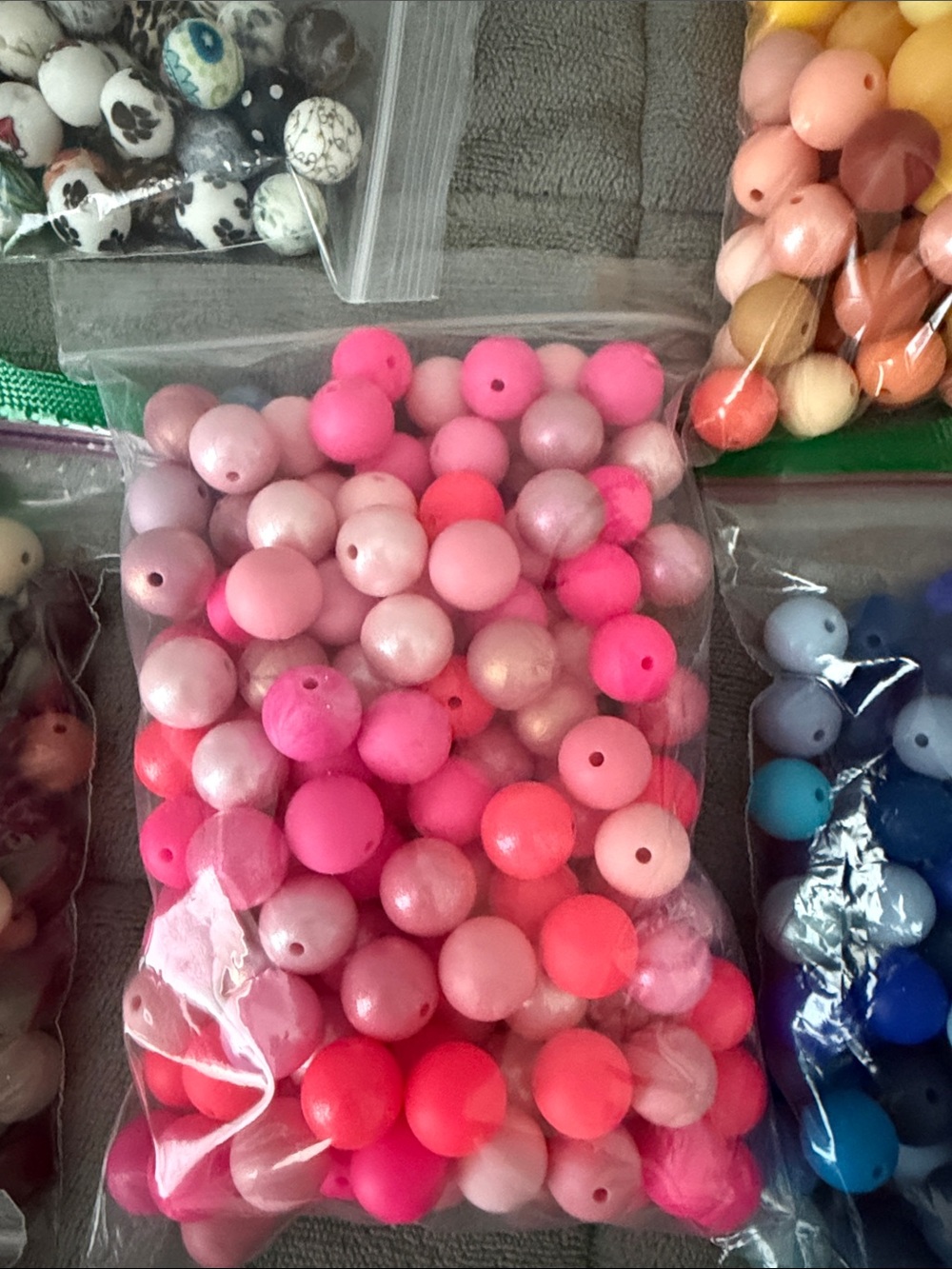 Assortment of silicone beads 15mm and 12mm perfect for crafting - Picture 11 of 16